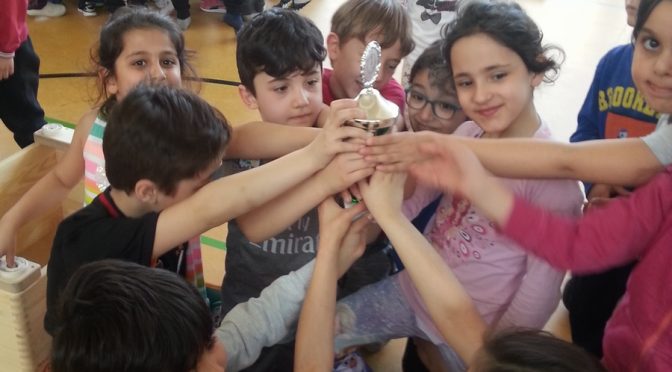 Brennballturnier Der Tierklassen Schmetterlinge Holen Sich Den Pokal Schule Langbargheide Bildungshaus Lurup